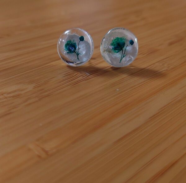 ピアス 緑の花と白い花びら ハンドメイド