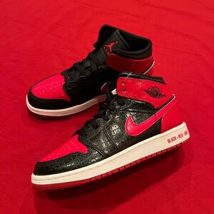 定価14,300円　23㎝　4Y　NIKE　ナイキ　AIR JORDAN 1 MID SS　エアジョーダン1　新品　スニーカー　DM9650　ウィメンズ　ユース　ブレッド