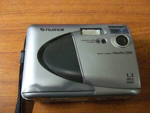 i352　フジフィルム FinePix 1300　デジカメ 中古　単三電池駆動 未確認 本体