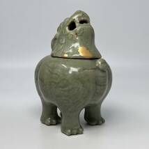 時代物 旧家整理品 明朝期 天龍寺青磁獅子香炉 ニュウと時代金繕有り 古物保証（龍泉窯 朝鮮 高麗 李朝 煎茶道具 中国美術 骨董 唐物 青花_画像2