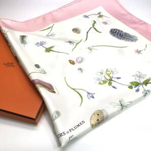 ★未使用／箱付★HERMES エルメス カレ90 FLEURS et PLUMES／フルール エ プリュム スカーフ 大判 ピンク×ホワイト シルクツイルの画像1