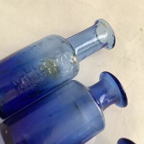 戦前 青瓶 愛生堂 黄金水 薬瓶 化粧瓶 ペロペロ ガラス瓶 ニッキ水 エンボス瓶 3点 の画像8