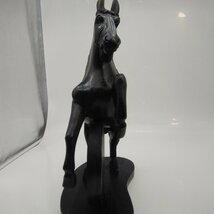 4166 【ヴィンテージ】 木彫りの馬 木製 置物 オブジェ ディスプレイ インテリア アンティーク 馬の置物 木彫刻 ハンドクラフト_画像2