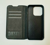 ★DIESEL ディーゼル iPhone 15 Pro ケース 手帳型 ラージロゴ カード収納 ラバープリント 耐衝撃 美品です★_画像2