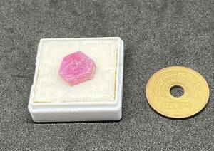 【石庵】モザンビーク産　ルビー　六角状　蛍光　8.4ct