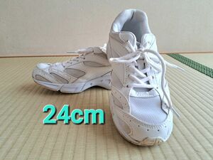 【used】白いスニーカー　運動靴　24cm　男女兼用