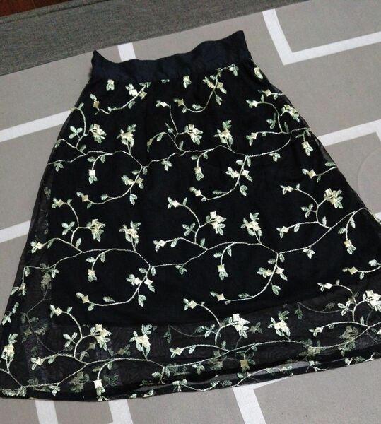 ジーユー　GU スカート　刺繍　130サイズ　ブラック　黒　美品