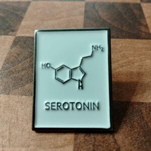 【ピンバッジ】化学分子①SEROTONIN　セロトニン　脳科学　原子記号