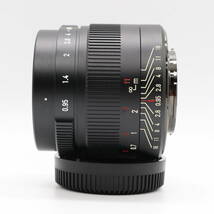 ★極上美品★ 七工匠 7Artisans 35mm F0.95 APS-C【マイクロフォーサーズマウント】 元箱他付属品多数！ #01239_画像3