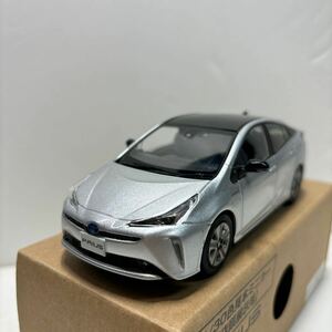 【送料無料】　1/30色見本ミニカー 【店頭展示用】 PRIUS シルバーメタリック x幾何学調ルーフフィルム