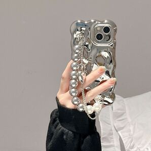 【大人気】シルバー　ケース　iPhone15　メタル調　チェーン　ハート　韓国