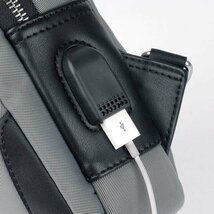 ボディバッグ メンズ メンズバッグ 大容量 ポケット多数 チャック スマホポーチ USB充電 デイパック ストラップ調整可 グレー_画像3