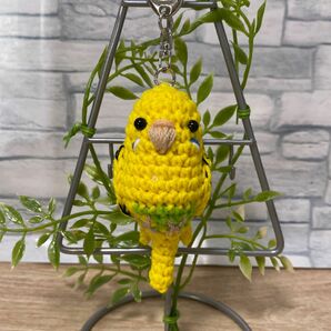 セキセイインコちゃん(ハルクイン　イエロー系)の編みぐるみストラップ　ハンドメイド