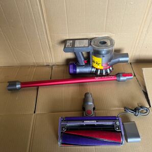 61 ゆうパック着払い発送 中古 SV10K dyson ダイソン 掃除機 コードレスクリーナー の画像5