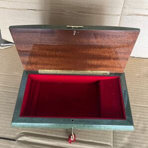 93 ゆうパック着払い発送 中古 現状品 LADOR ジュエリーボックス BOX 宝石箱 イタリア製 SWITZERLAND スイス オルゴール 鍵付 の画像3