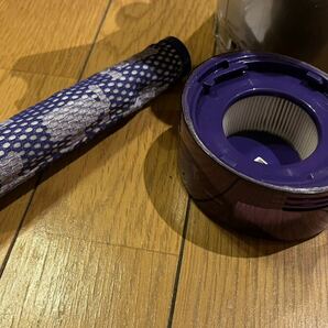 【中古品】 dyson V8 slim Fluffy+ 動作確認済 コードレス スティッククリーナー SL10Kの画像4