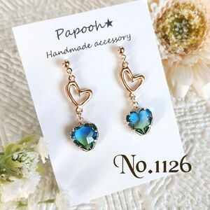 【ハンドメイド】ピアス／イヤリング　No1126※限定品　グラデーションハートガラス／ゴールドハートチャーム