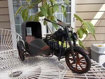 サイドカー付きのブリキのアメリカンバイク？　飾り物　オブジェ　全長約30cm　幅約18cm　高さ約18cm　_画像2