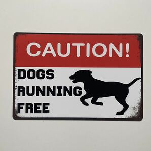 ブリキ看板 20×30㎝ 犬 イヌ CAUTION! DOGS RUNNING FREE 注意 犬 自由 走る ワンワン TIN ガレージ インテリア 新品 PRO-050 の画像5