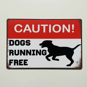 ブリキ看板 20×30㎝ 犬 イヌ CAUTION! DOGS RUNNING FREE 注意 犬 自由 走る ワンワン TIN ガレージ インテリア 新品 PRO-050 の画像3