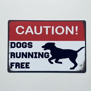 ブリキ看板 20×30㎝ 犬 イヌ CAUTION! DOGS RUNNING FREE 注意 犬 自由 走る ワンワン TIN ガレージ インテリア 新品 PRO-050 の画像1