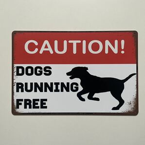 ブリキ看板 20×30㎝ 犬 イヌ CAUTION! DOGS RUNNING FREE 注意 犬 自由 走る ワンワン TIN ガレージ インテリア 新品 PRO-050 の画像4