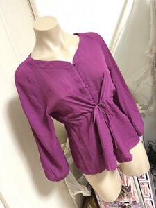 レディースMサイズ：アダストリア【LEPSIM】ウエストスピンドルBL／ゆったり袖裾広がりブラウスシャツ：紫 定価：4,000税