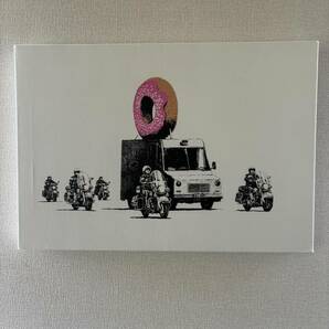 おまけ付き Banksy ドーナツ ポリス エスコート Donut Police Escort 展示用フック付きキャンバスジークレ