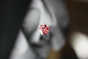 ＜「薔薇」と「雪の結晶」がコラボ・・・＞　ロードライトガーネット　２．８６ct　＊「３．２２ct」は、既に、ご落札頂きました為、無し。