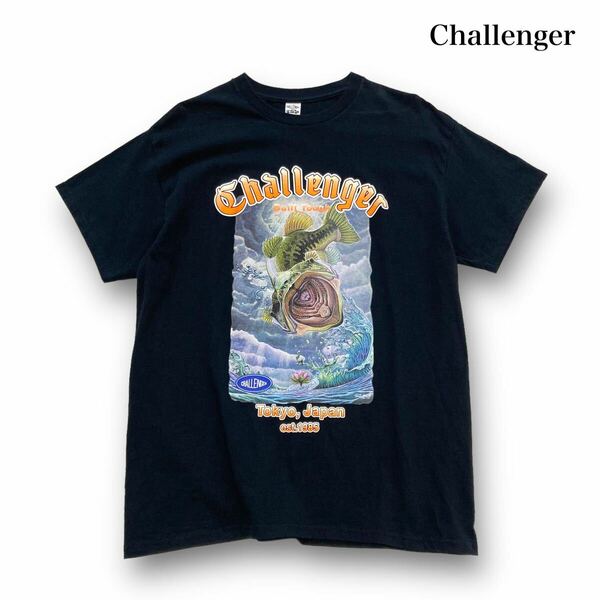 【Challenger】RISING BASS TEE チャレンジャー Tシャツ 23AW 八百板浩司 ブラックバス アート クルーネック 半袖Tシャツ ブラック 黒 釣り