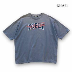 【genzai】ゲンザイ MELT 刺繍 くすみブルー Tシャツ 半袖Tシャツ T-Shirt tシャツ オーバーサイズ (L)