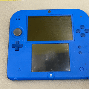 1円スタート Nintendo 任天堂 ニンテンドー2DS 通電確認済 現状品 ソフト8点 セットの画像2
