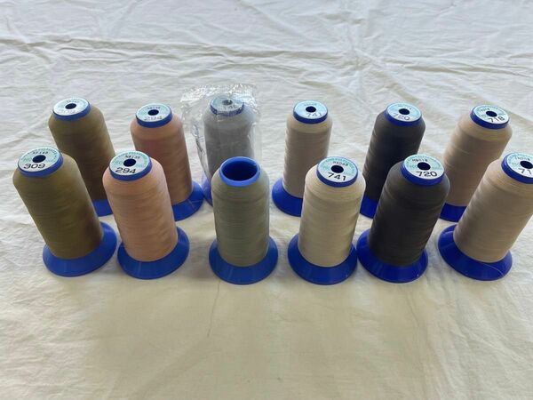 工業用ミシン糸、テトロン糸60番、FUJIX KINGポリエステル60番、12本(12色)残糸です。