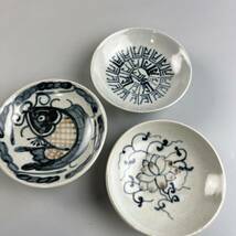 中国古玩 染付 小皿 まとめて 3枚 魚 花紋 皿 丸皿 陶器 飾皿 絵皿 アンティーク 古染付 陶磁_画像1