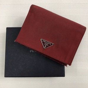 【IT4AW2YCI36Q】PRADA プラダ 二つ折り財布 財布 ウォレット 赤 レッド ボルドー 黒 ブラック カード収納 小銭入れ 革小物の画像1