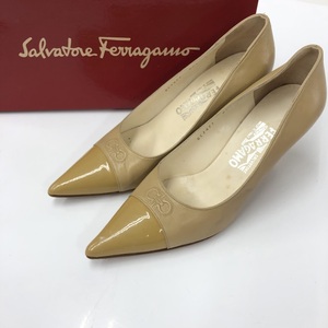 【IT47PEE0ZV4C】Salvatore Ferragamo サルヴァトーレフェラガモ パンプス ヒール 靴 レザー エナメル ベージュ