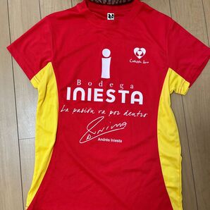 【ボデガイニエスタ】サインのプリント入りTシャツ