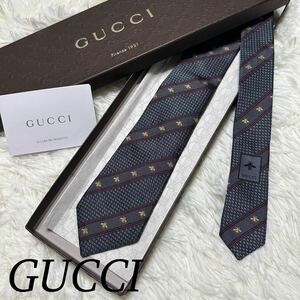 GUCCI グッチ グレー レッド ゴールド ネクタイ 美品 メンズ 人気モデル 現行 カッコいい 総柄 人気デザイン ビジネス 高級 bee ビー 蜂