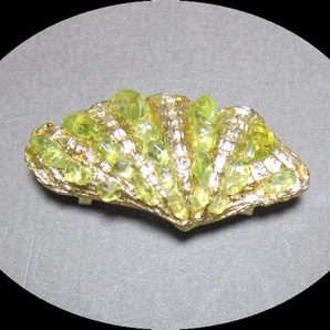 ペリドット 貝型 金色 彫金 帯留 着物 帯飾り オリーブグリーン 貴石 和装アクセサリーの画像1