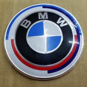 BMW 50th エンブレム ボンネット 82mm 新型 50周年 M クラシック F20 F21 F40 F22 F23 F44 F45 F46 F87 F30 F31 F34 F80 F36 F82 F83の画像1