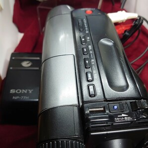 423【Video8テープ/録画再生/外部出力OK】SONY 8mm ビデオカメラ CCD-TRV11 ソニー ハンディーカム本体 バッテリー AC充電器ケーブルセットの画像3