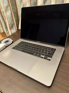 [中古] 16インチMacBook Pro 第9世代の2.6GHz 6コアIntel Core i7プロセッサ/1TB/32GBメモリ/USキーボード