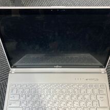 ●FUJITSU ノートパソコン LIFEBOOK SH90/ X ホワイト ケース付き_画像4