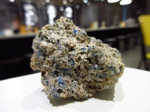 外国産鉱物標本　イタリア産　アウィン(藍方石)/サニディン