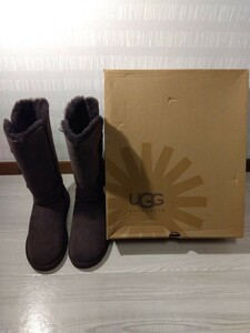 【F438】【未使用】 UGG Australia アグ オーストラリア 1873 ベイリーボタン トリプレット ムートン ブーツ 23.0cm ダークブラウン系