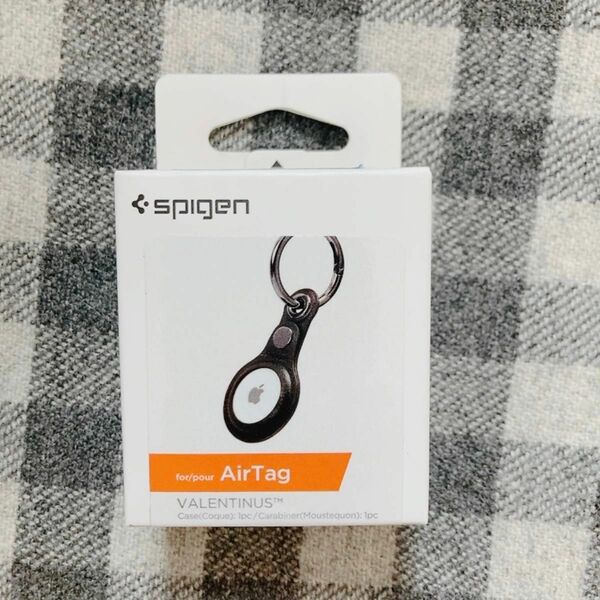 Spigen AirTag ケース AirTagカバー カラビナ付き （黒色）レザーケース 革