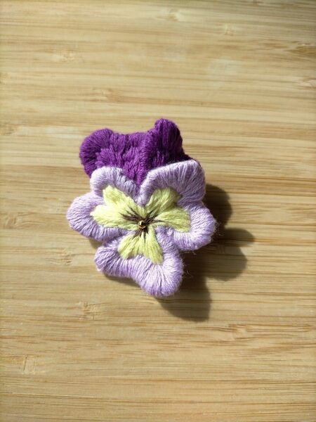 刺繍ブローチ ビオラ