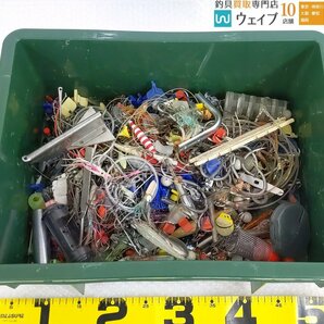 サルカン フック ビーズ コマセカゴ スッテ メタルジグ ゴムヨリトリ 錘 他 小物類 金具 など 総重量 約14.5kg ジャンク品の画像5