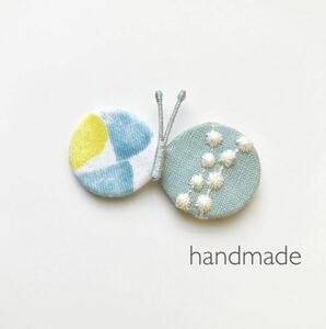 ハンドメイド ちょうちょブローチ　ミナペルホネンはぎれ使用　刺繍生地　プレゼント　アクセサリー ブルー　夏　おしゃれ タンバリン