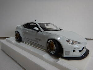 1/18 AUTO art Rocket Bunny TOYOTA 86 Metalic White/Gold Wheels 78756